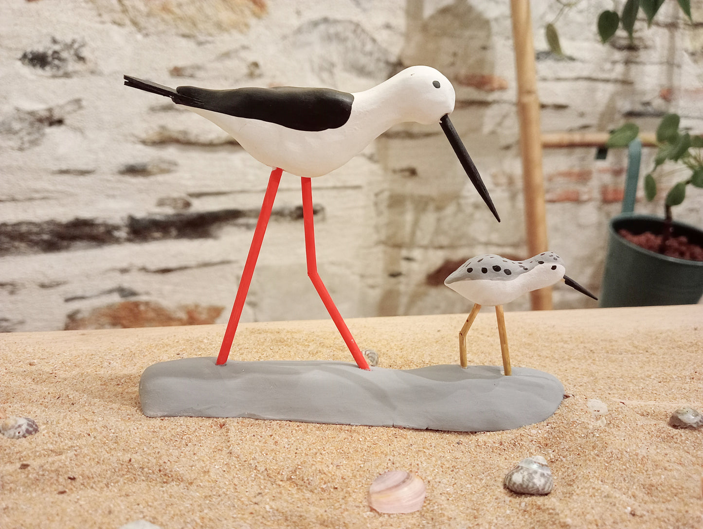 Figurine échasse blanche avec son petit