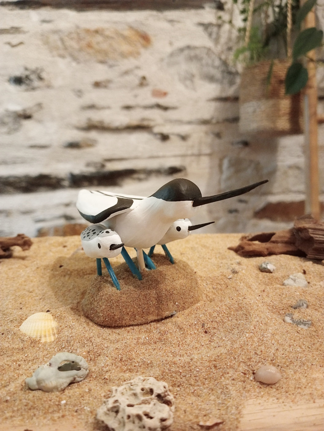 Figurine avocette élégante avec ses deux petits