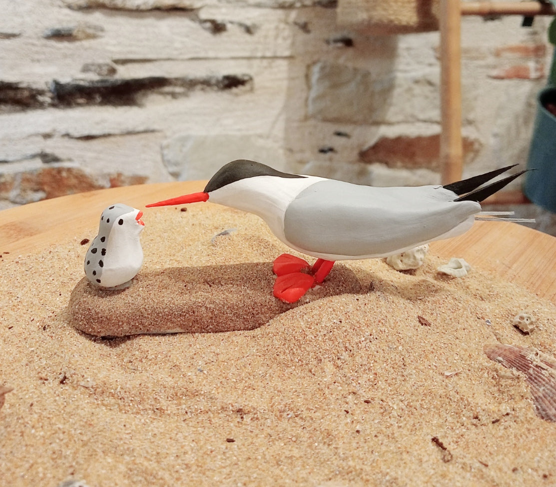 STERNE PIERREGARIN NOURRISSANT SON PETIT -FIGURINE