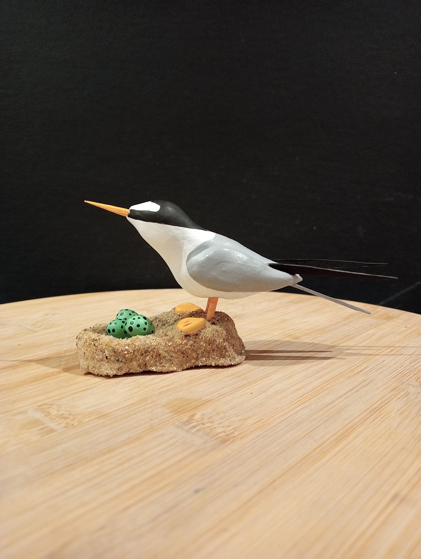 Figurine Sterne naine sur son nid