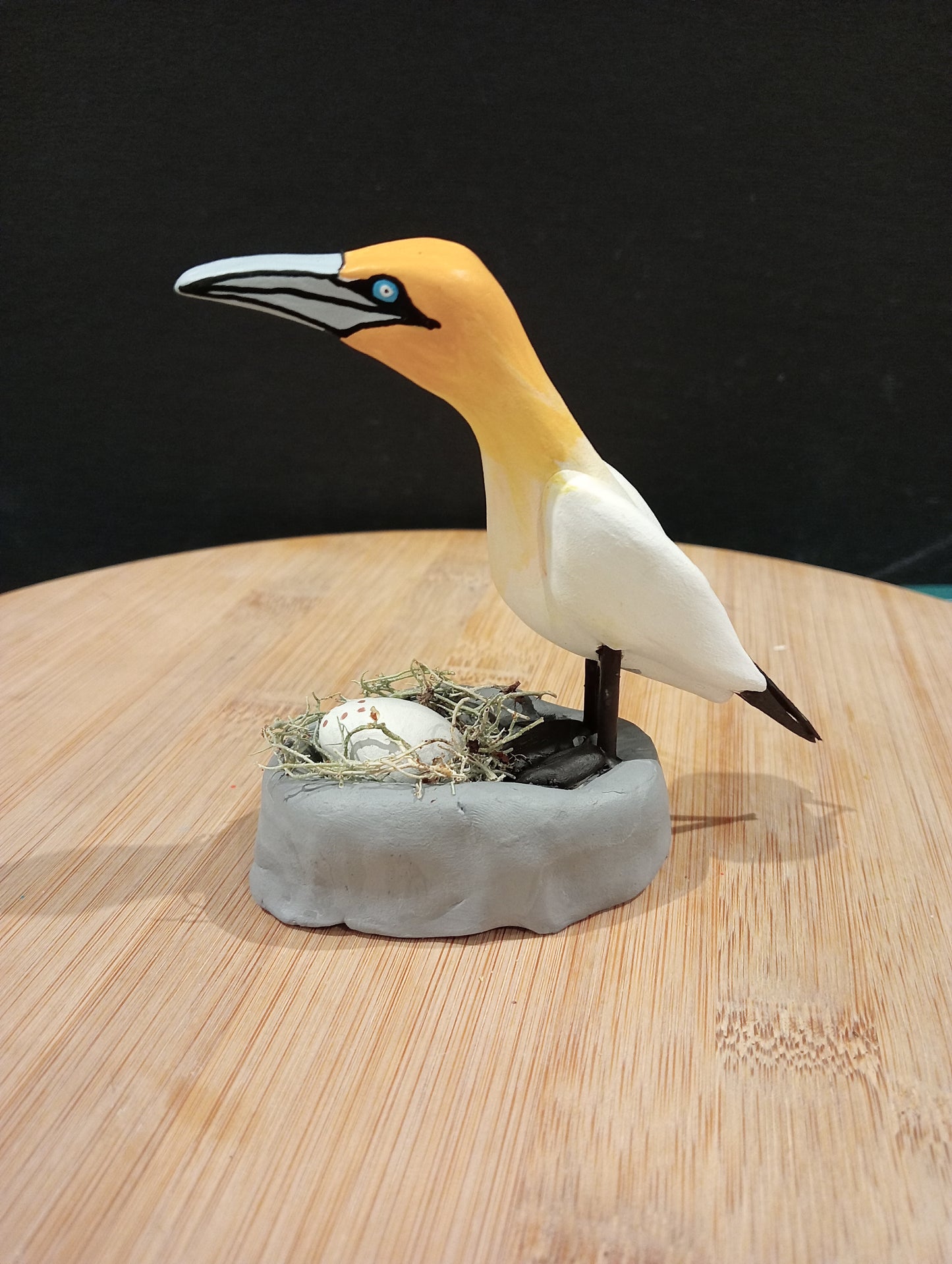 FOU DE BASSAN COUVANT SON OEUF- Figurine