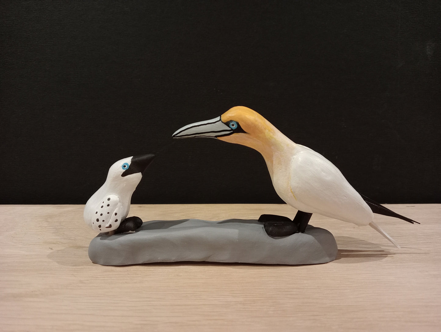 Figurine Fous de bassan nourrissant son petit