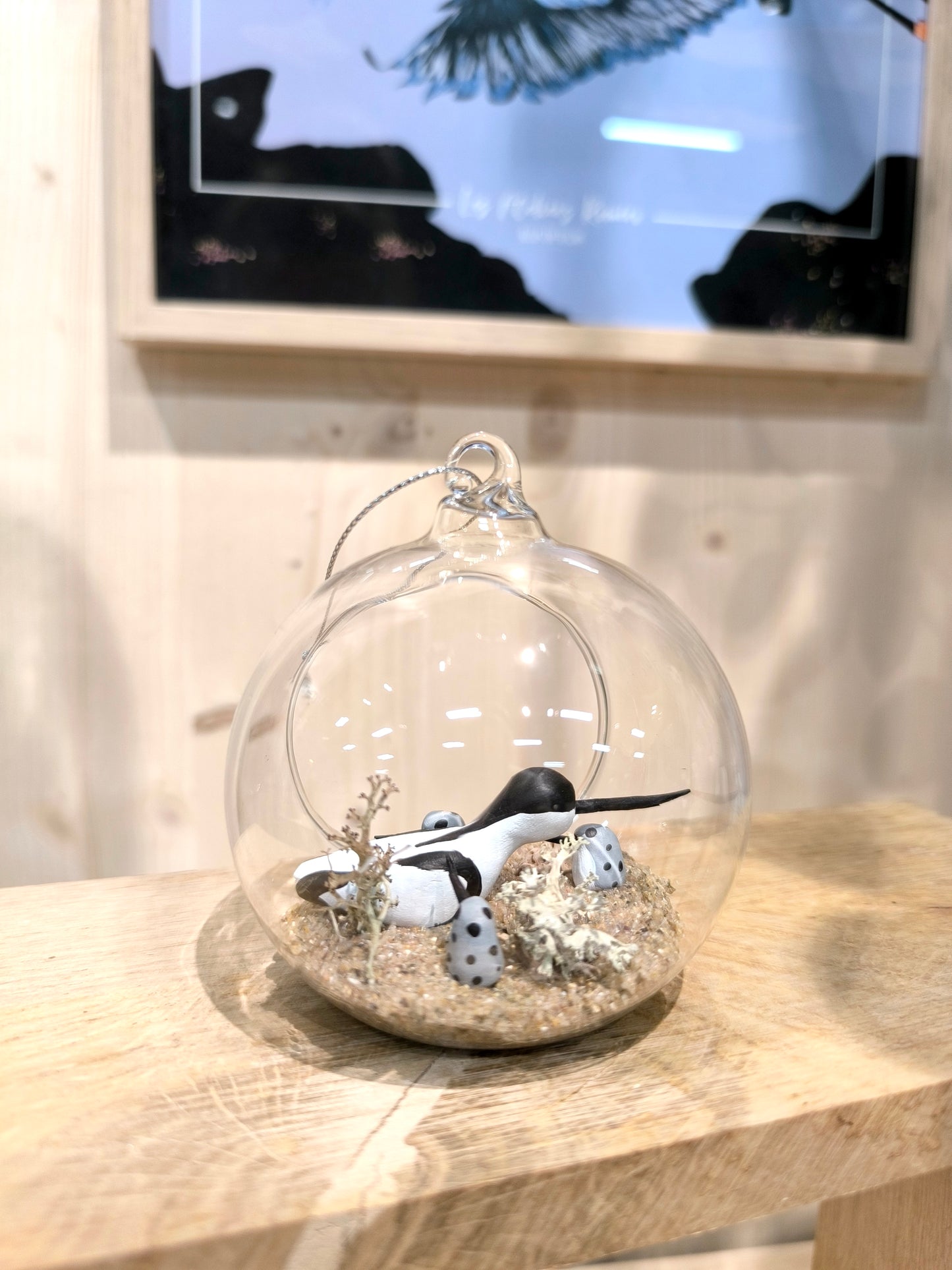 Avocette elegante et ses petits suspension déco