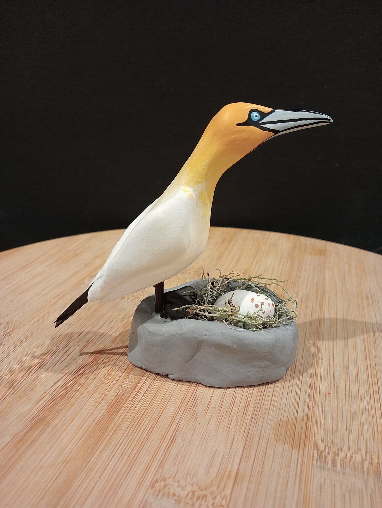 Figurine Fou de bassan couvant son oeuf