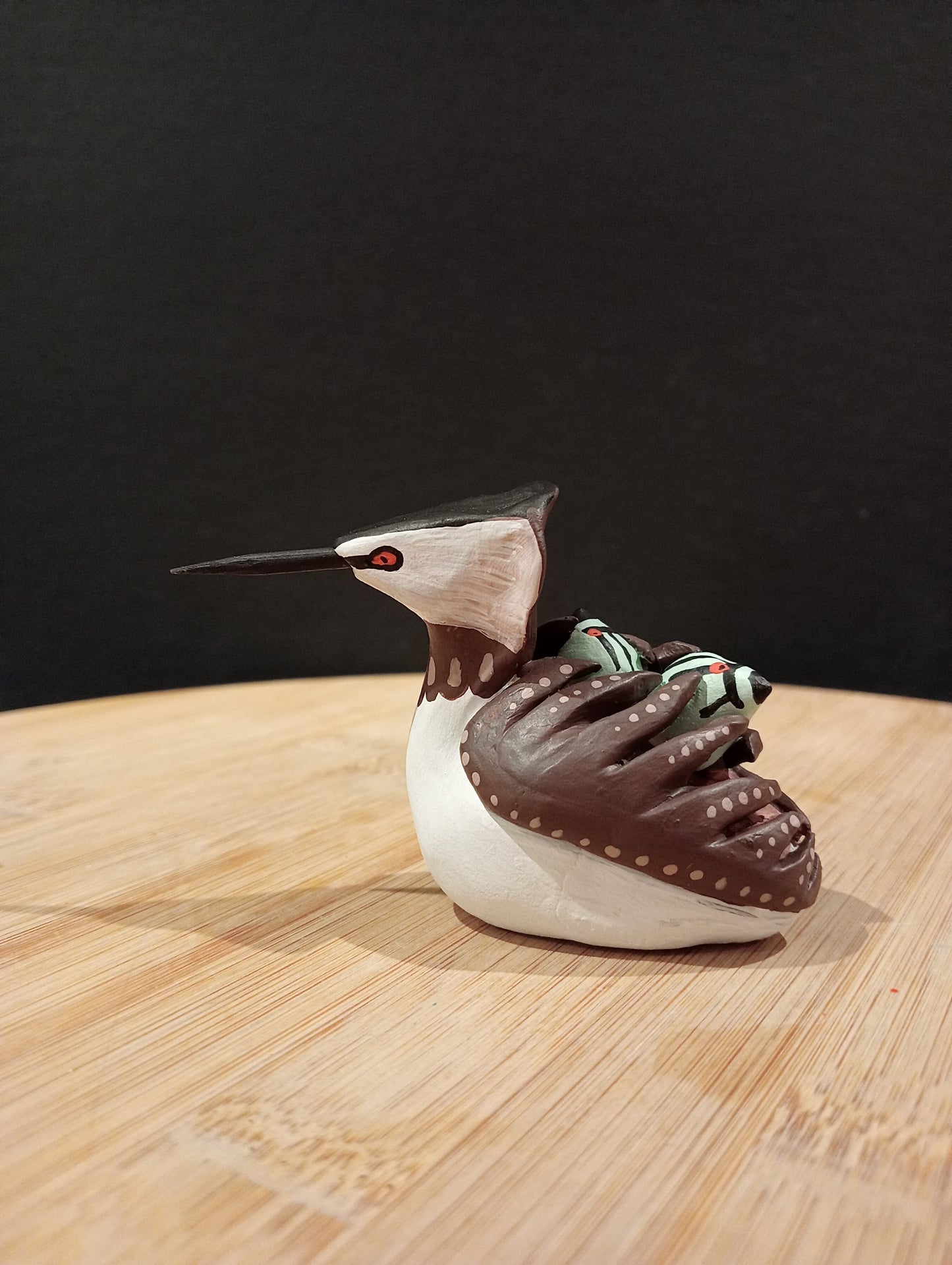 GREBE HUPPE AVEC SES PETITS - Figurine
