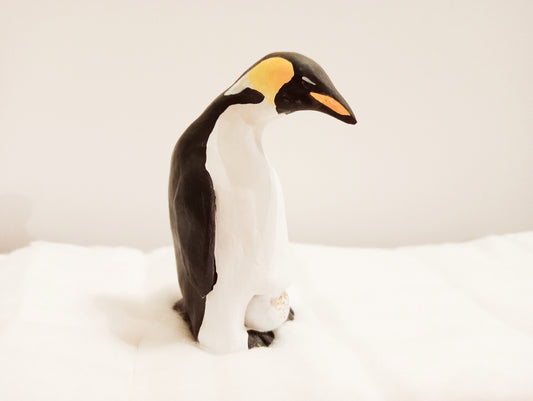 Manchot empereur sur son oeuf figurine 