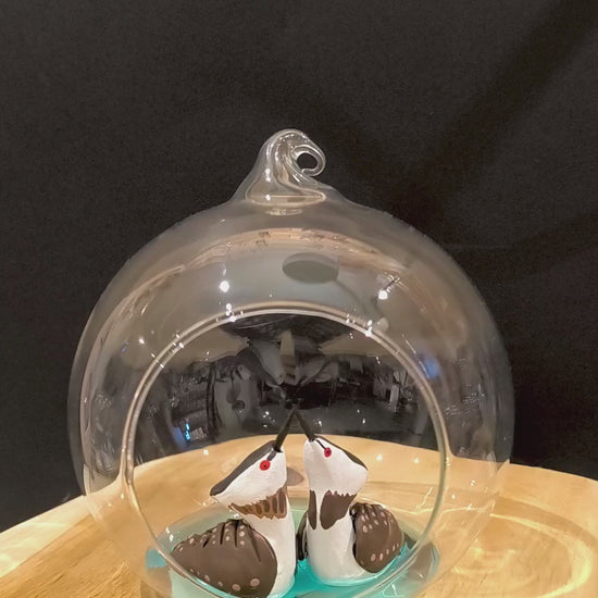 Figurines sculptées Grèbes huppés en parade nuptiale Dans bulle de verre. Modelée à la main en argile (pas de moulage) et peinte à la main. Sculpté dans mon atelier à Angers, France.