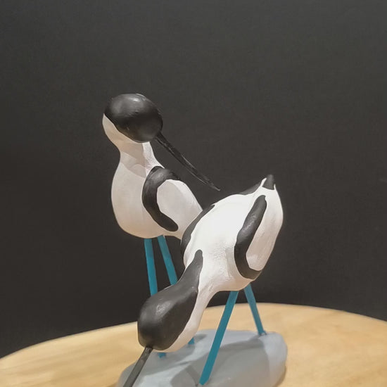Sculpture Avocettes élégantes en parade nuptiale. Modelée à la main en argile (pas de moulage) et peinte à la main. Sculpté dans mon atelier à Angers, France.