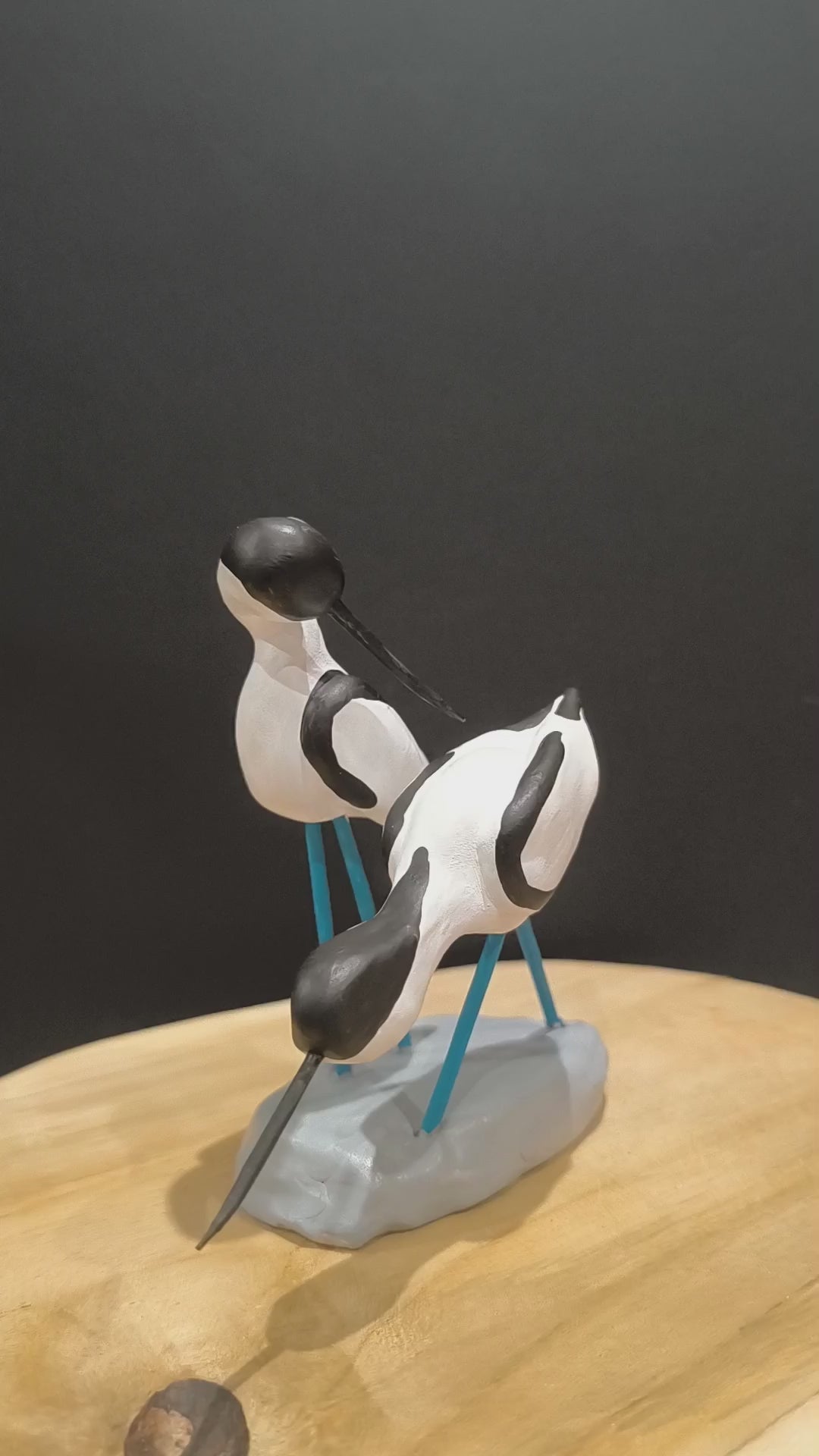 Sculpture Avocettes élégantes en parade nuptiale. Modelée à la main en argile (pas de moulage) et peinte à la main. Sculpté dans mon atelier à Angers, France.