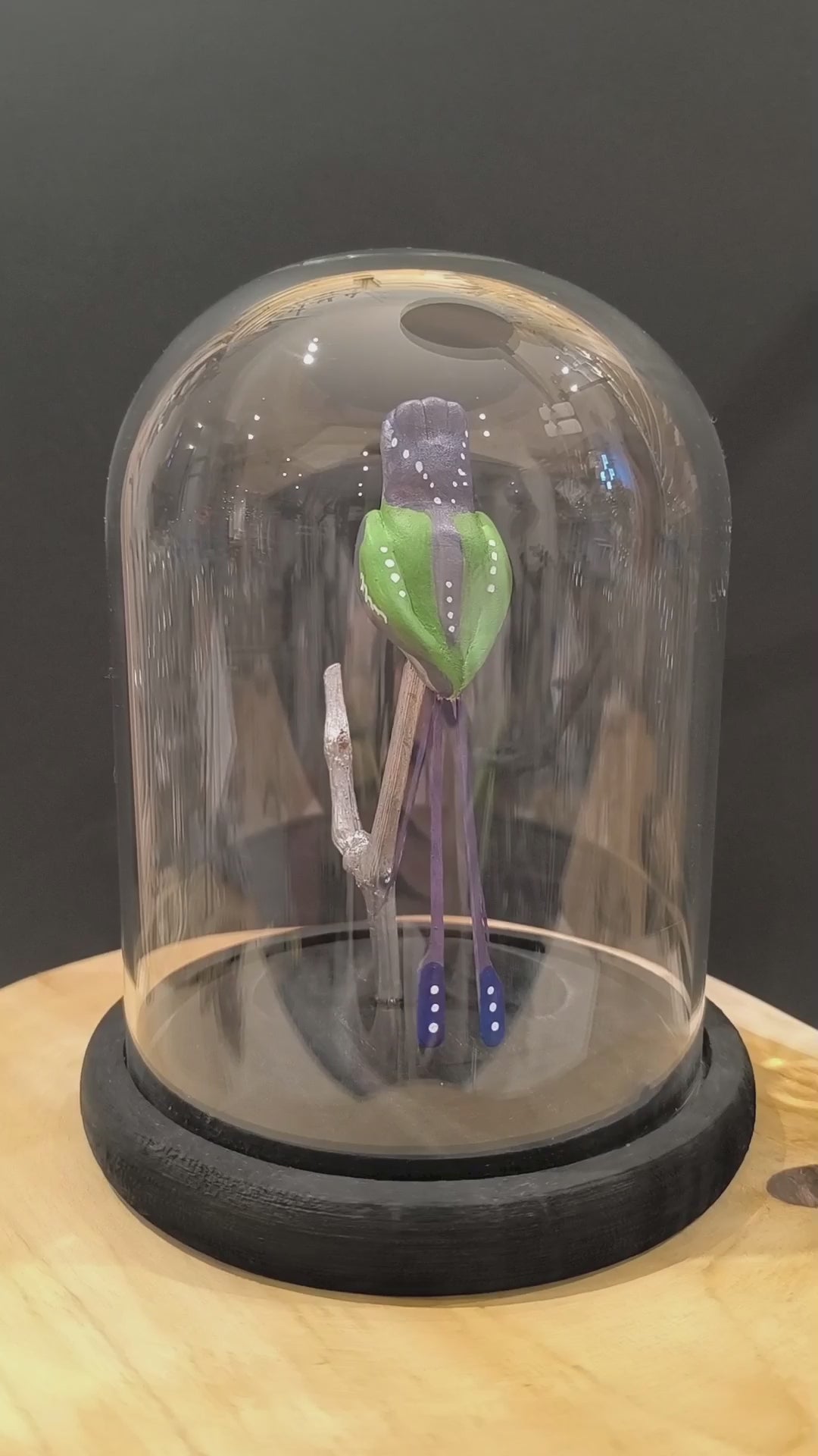 Sculpture Colibri à queue en spatule. Argile modelée et peinte à la main à Angers France