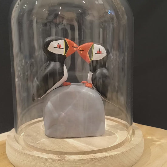 Sculpture Macareux moines en parade nuptiale. Modelée à la main en argile (pas de moulage) et peinte à la main. Sculpté dans mon atelier à Angers, France.