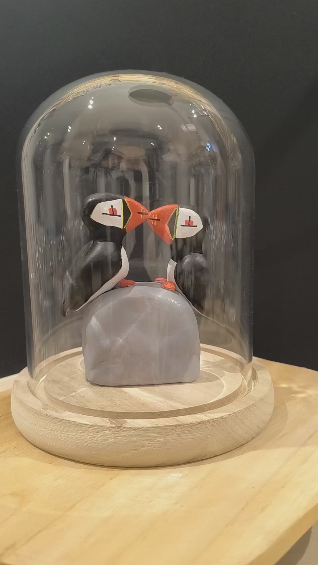 Sculpture Macareux moines en parade nuptiale. Modelée à la main en argile (pas de moulage) et peinte à la main. Sculpté dans mon atelier à Angers, France.