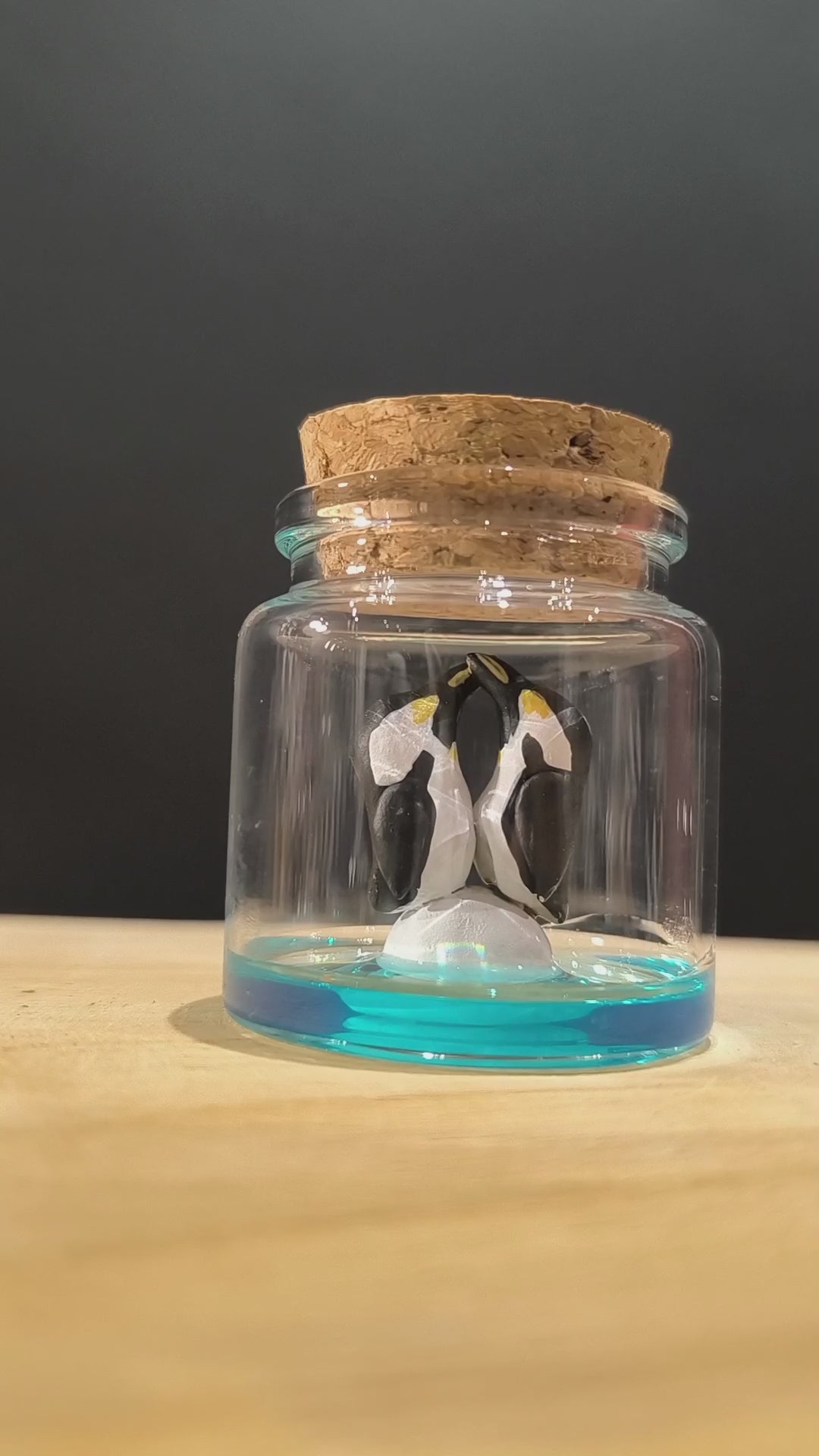 Figurines sculptées Manchots empereurs en parade  nuptiale dans petit flacon de verre. Modelées à la main en argile (pas de moulage) et peintes à la main. Sculpté dans mon atelier à Angers, France