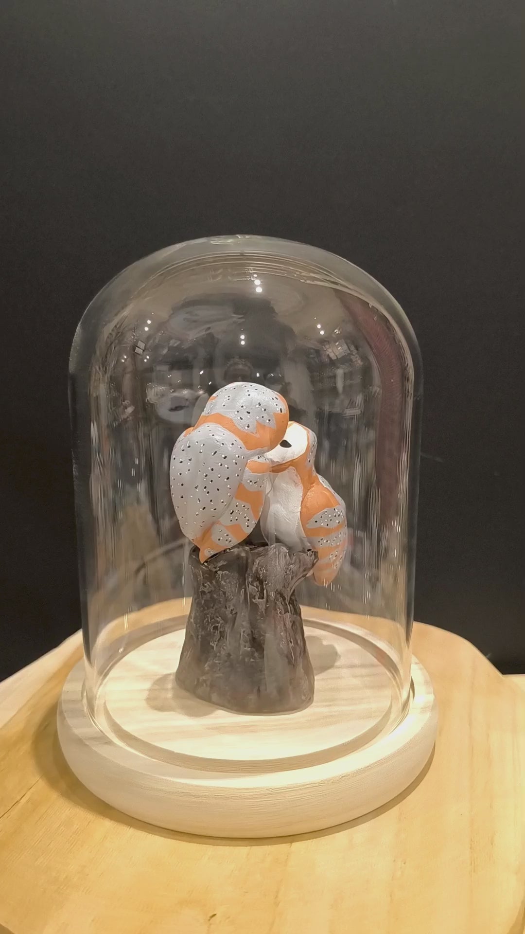 Sculpture Chouette effraie en parade nuptiale. Modelée à la main en argile (pas de moulage) et peinte à la main. Sculpté dans mon atelier à Angers, France.