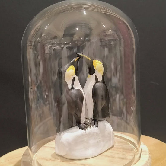 Sculpture Manchots empereurs en parade nuptiale. Modelée à la main en argile (pas de moulage) et peinte à la main. Sculpté dans mon atelier à Angers, France.