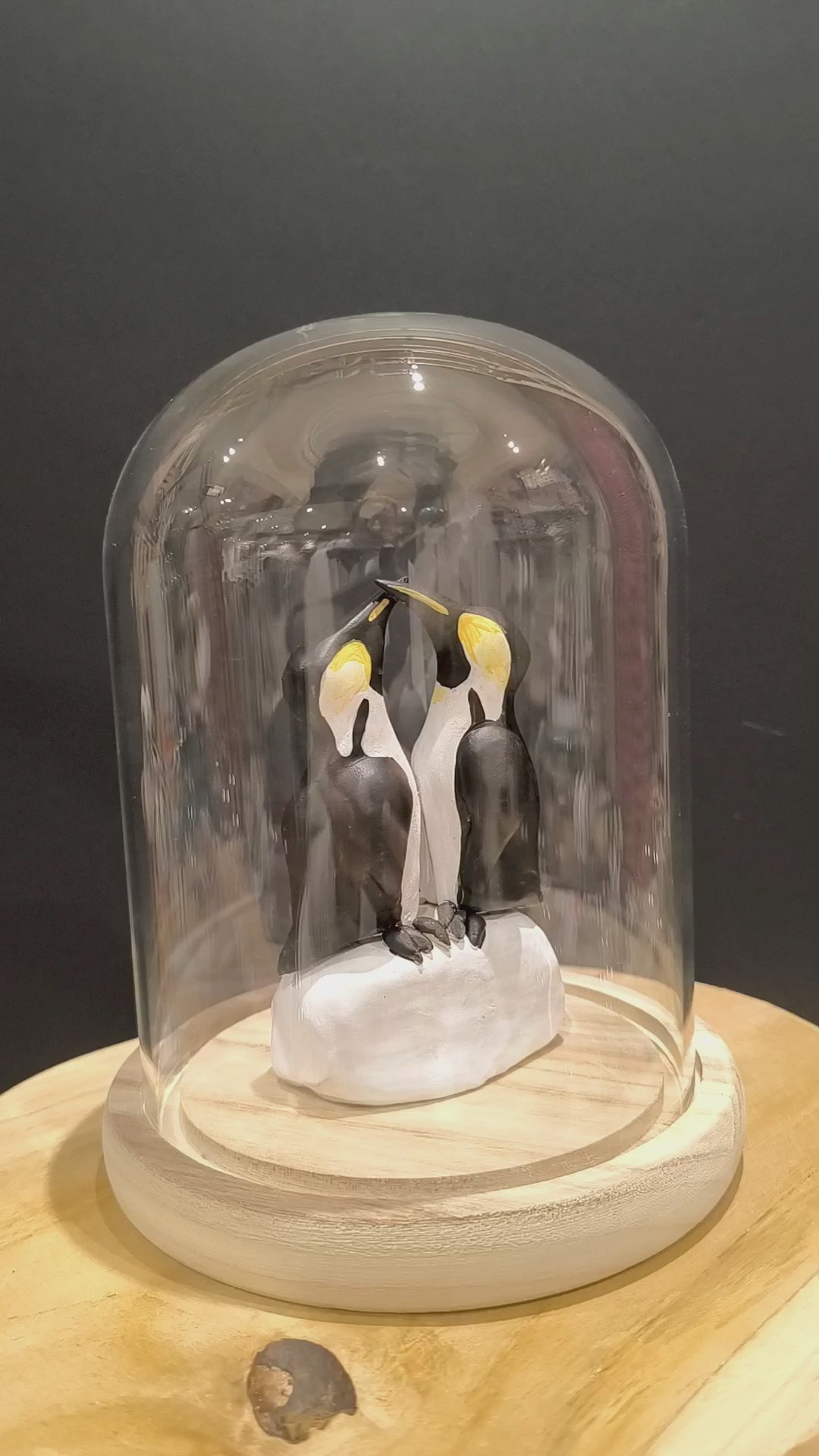 Sculpture Manchots empereurs en parade nuptiale. Modelée à la main en argile (pas de moulage) et peinte à la main. Sculpté dans mon atelier à Angers, France.