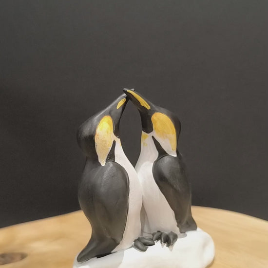 Sculpture Manchots empereurs en parade nuptiale. Modelée à la main en argile (pas de moulage) et peinte à la main. Sculpté dans mon atelier à Angers, France.