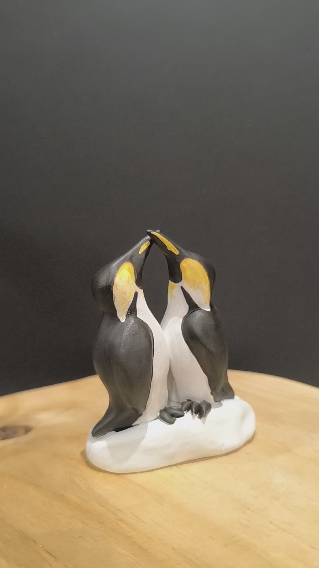 Sculpture Manchots empereurs en parade nuptiale. Modelée à la main en argile (pas de moulage) et peinte à la main. Sculpté dans mon atelier à Angers, France.