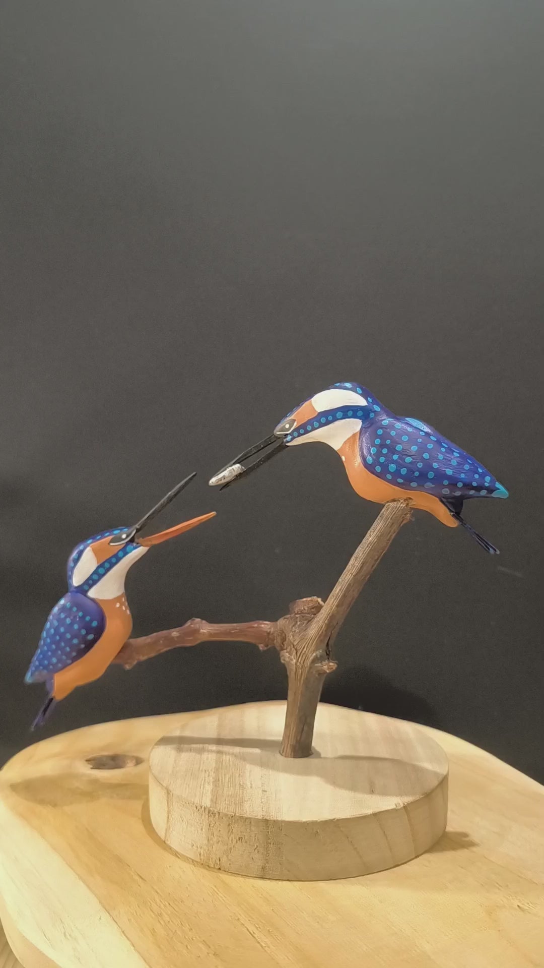 Sculpture Martin pécheurs en parade nuptiale. Modelé en argile (pas de moulage) et peints à la main. Fabriqué dans mon atelier à Angers France