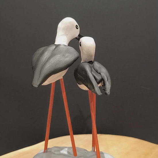 Sculpture Echasses blanches en parade nuptiale. Modelée à la main en argile (pas de moulage) et peinte à la main. Sculpté dans mon atelier à Angers, France.