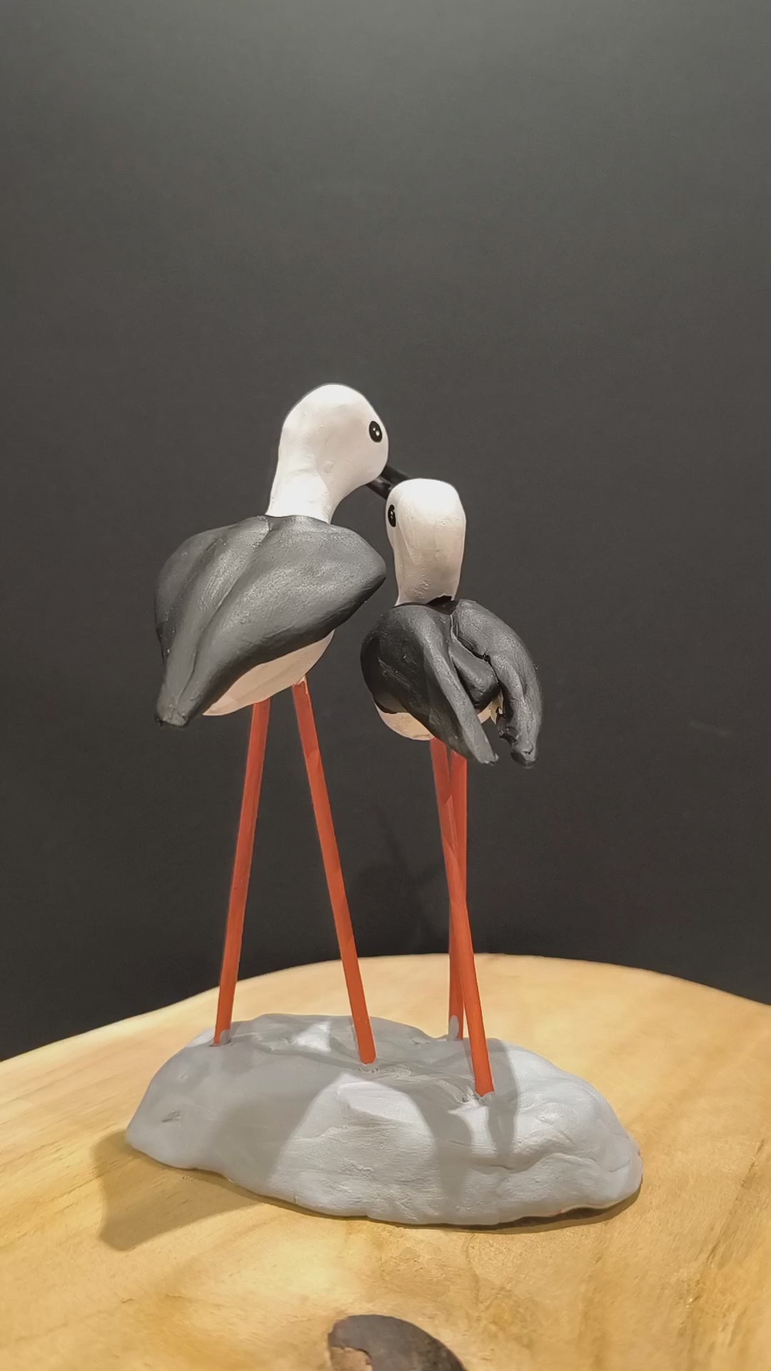 Sculpture Echasses blanches en parade nuptiale. Modelée à la main en argile (pas de moulage) et peinte à la main. Sculpté dans mon atelier à Angers, France.