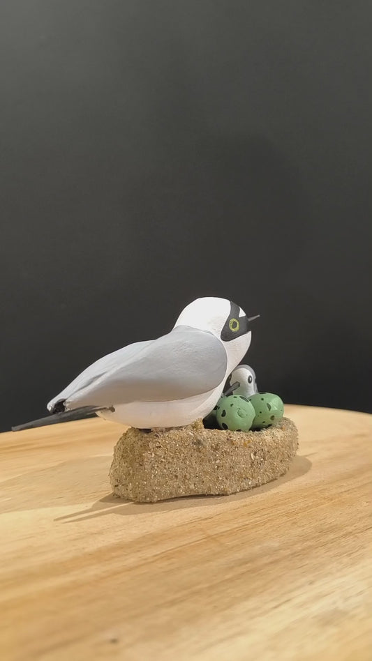 Petit Gravelot sur son nid -Sculpture