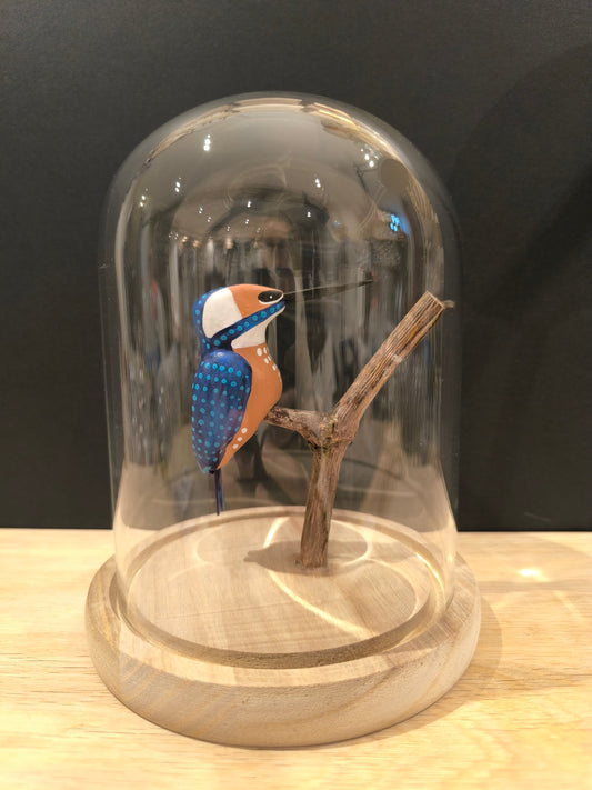 Figurine sculptée Martin pécheur sous cloche de verre décorative