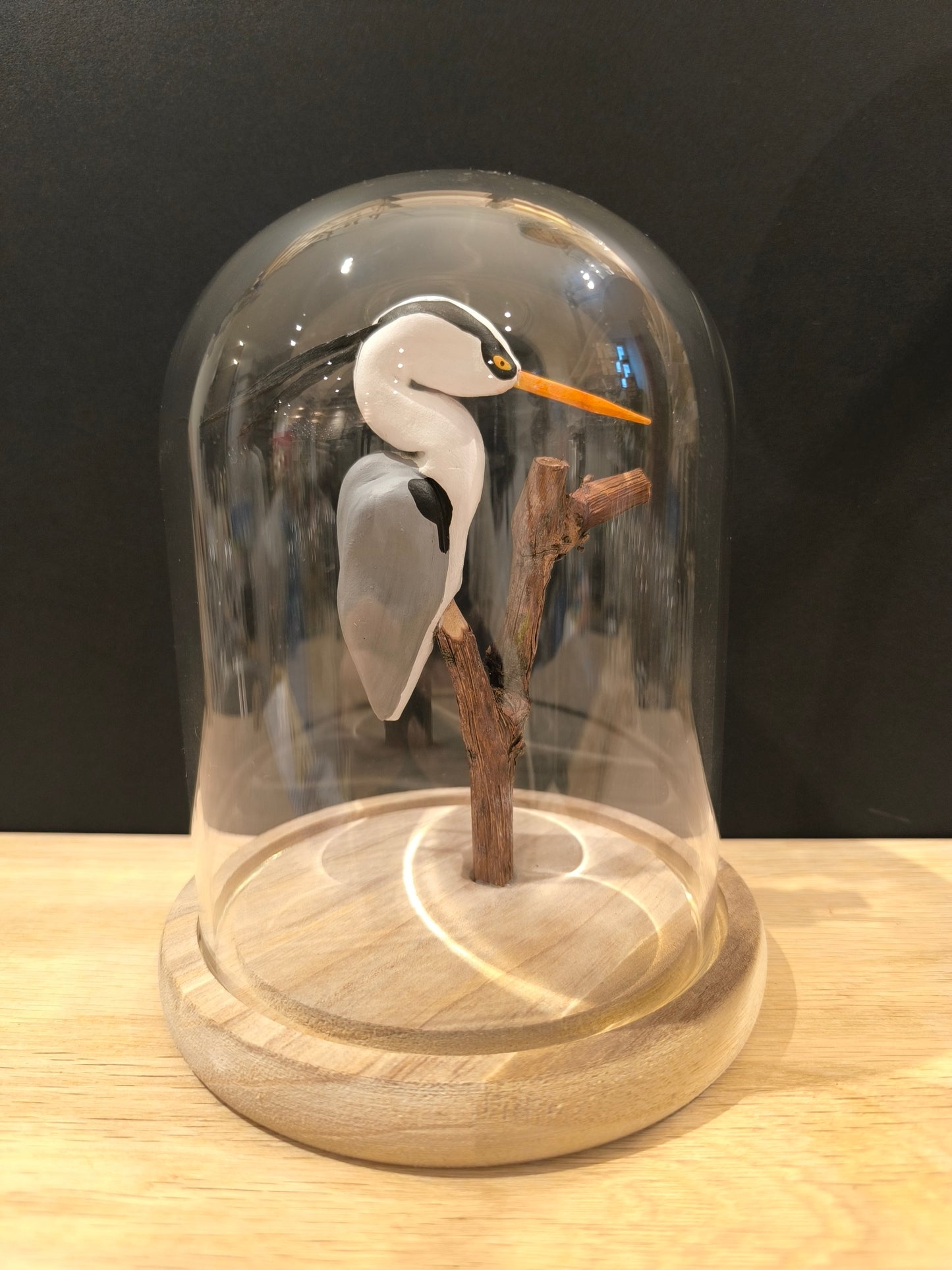 Figurine sculptée Héron cendré sous cloche de verre décorative