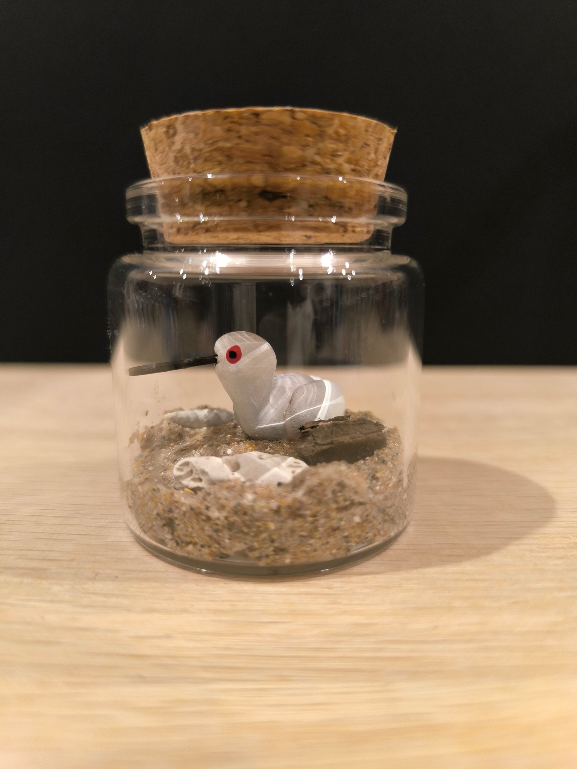 Figurine miniature oiseau Spatule blanche avec micro décor dans flacon de verre.