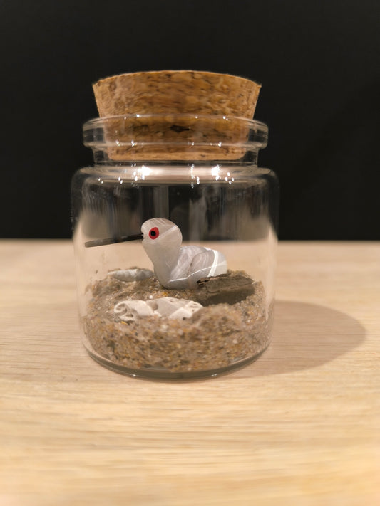 Figurine miniature oiseau Spatule blanche avec micro décor dans flacon de verre.