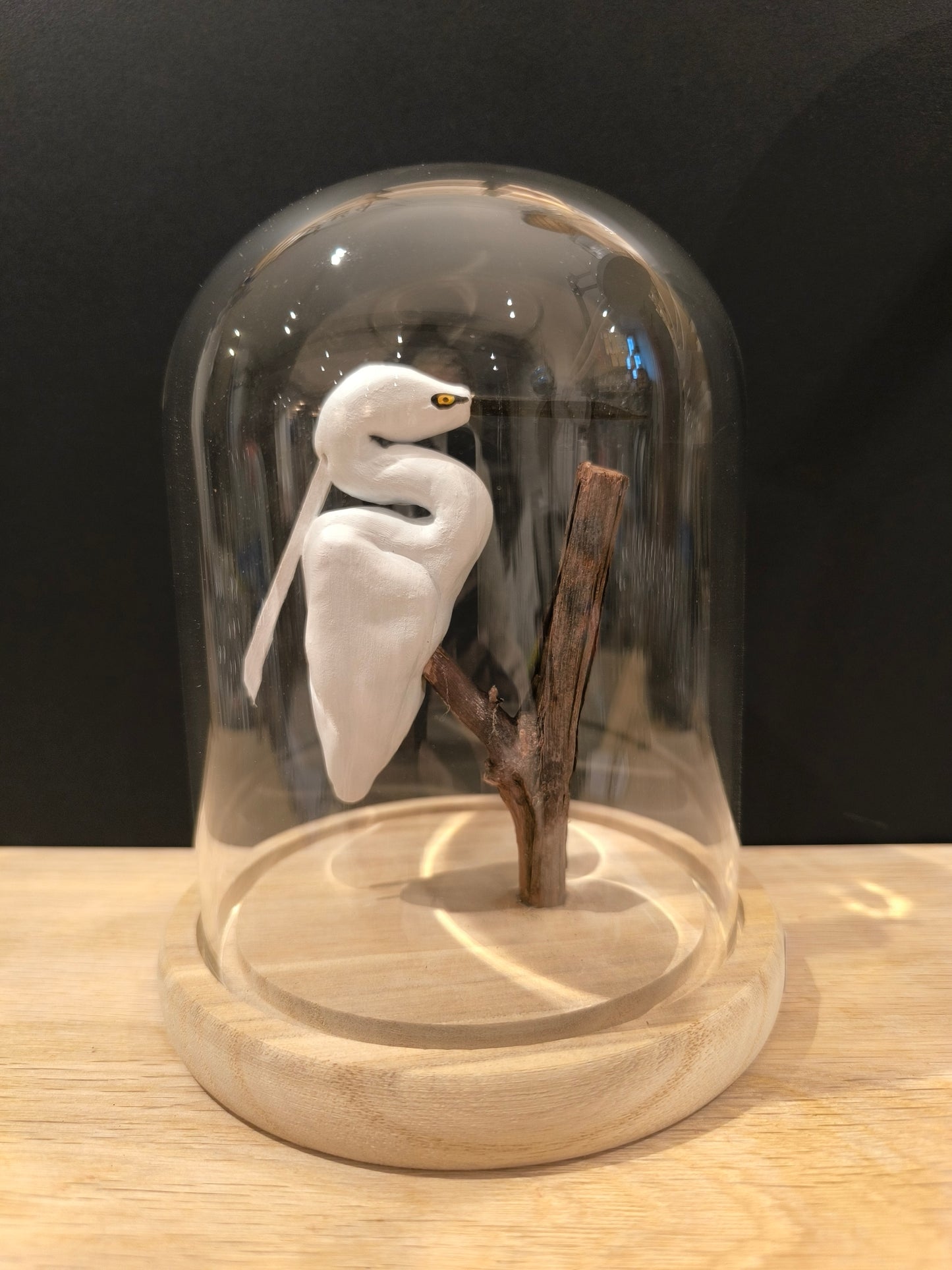 Figurine sculptée Aigrette garzette sous cloche de verre