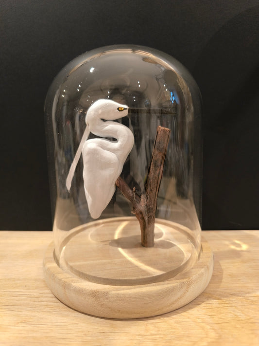 Figurine sculptée Aigrette garzette sous cloche de verre