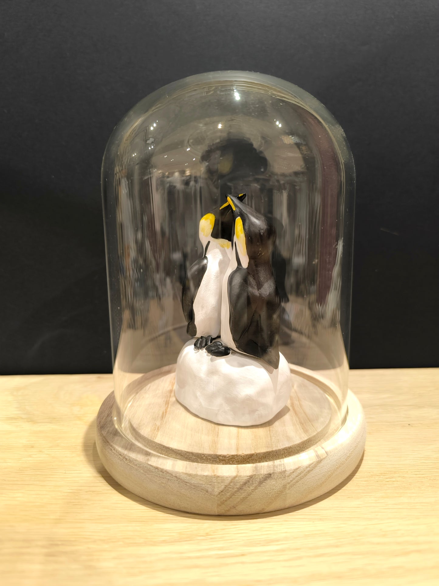 COUPLE DE MANCHOTS EMPEREURS en parade nuptiale-Sculpture sous cloche de verre