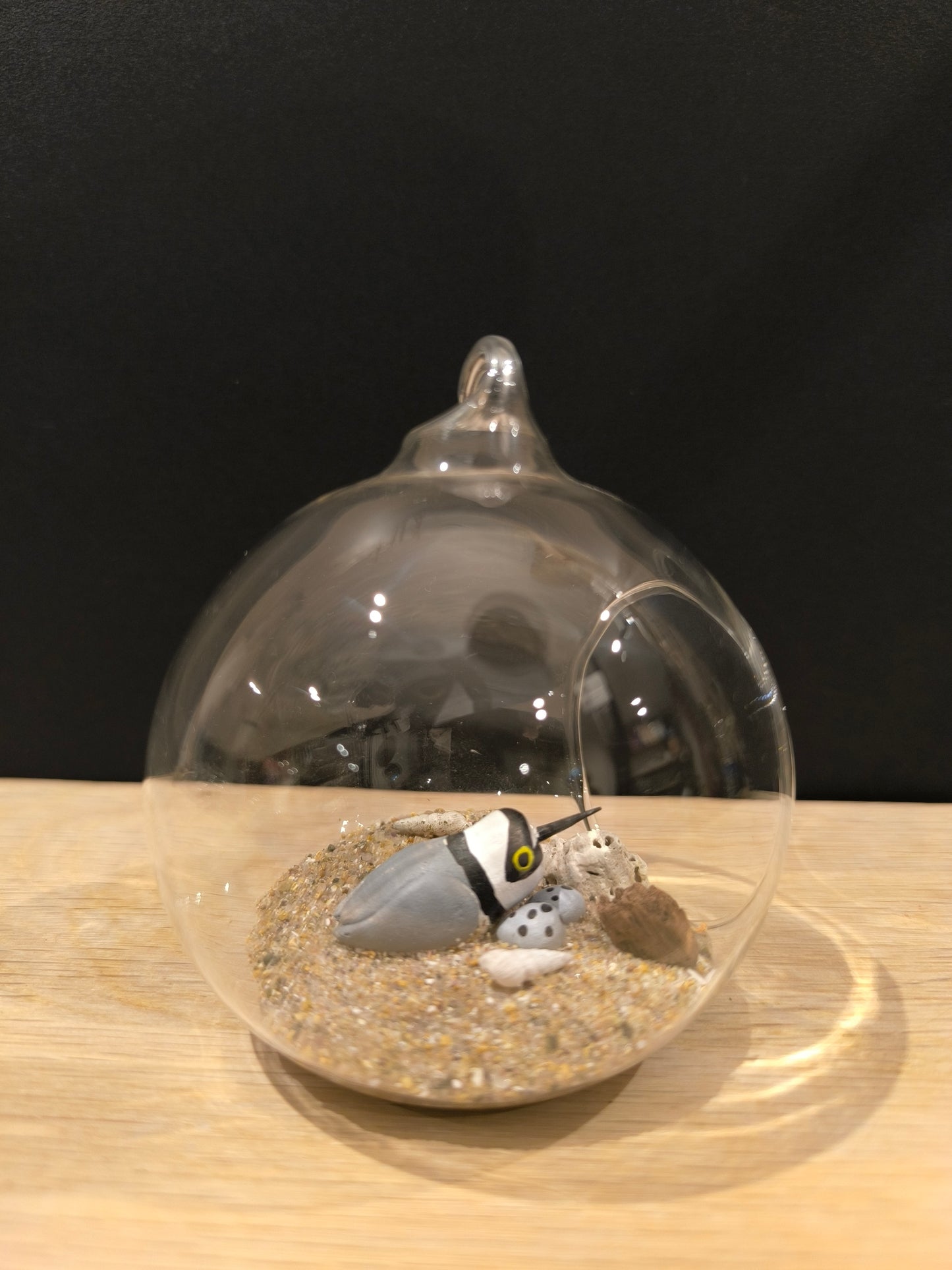 Figurine miniature sculptée Petit gravelot avec ses oeufs. Fait main en France