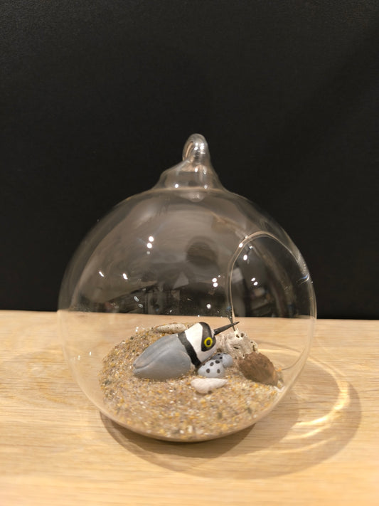Figurine miniature sculptée Petit gravelot avec ses oeufs. Fait main en France