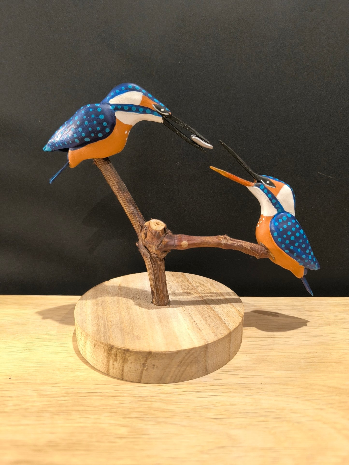 Sculpture Martin pécheurs en parade nuptiale. Modelé en argile (pas de moulage) et peints à la main. Fabriqué dans mon atelier à Angers France