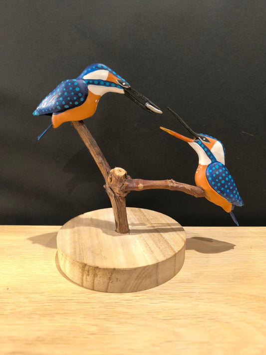 Sculpture Martin pécheurs en parade nuptiale. Modelé en argile (pas de moulage) et peints à la main. Fabriqué dans mon atelier à Angers France