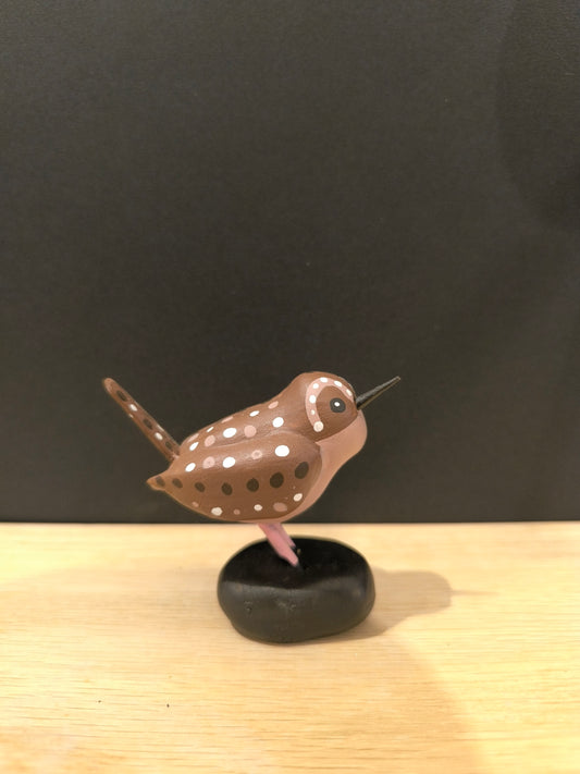 Figurine sculptée Troglodyte mignon. Fait main en France.