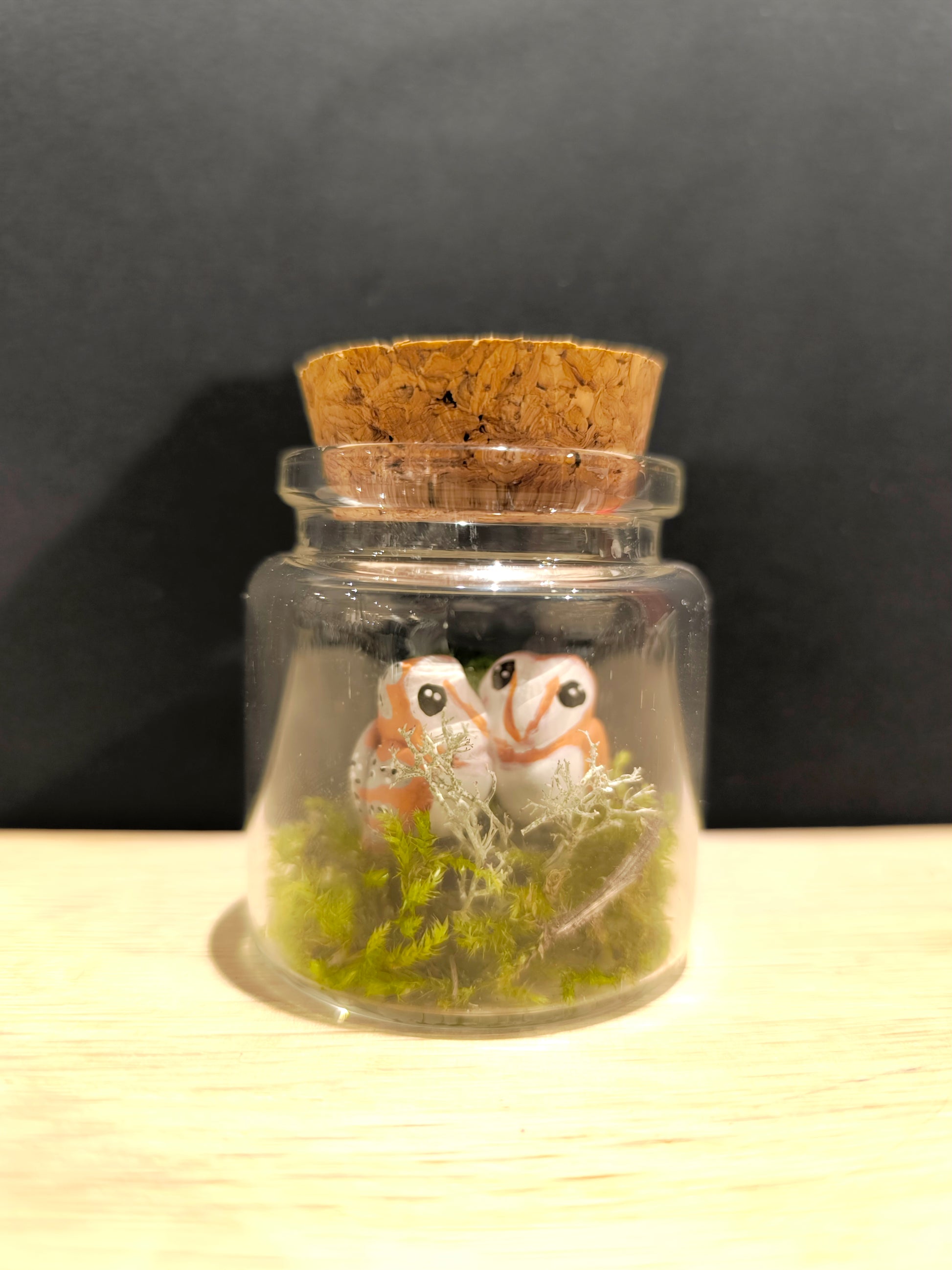 Figurines sculptées Chouettes effraie en parade  nuptiale dans petit flacon de verre. Modelées à la main en argile (pas de moulage) et peintes à la main. Sculpté dans mon atelier à Angers, France