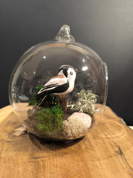 Figurine sculptée oiseau Orite à longue queue avec mini décor dans bulle de verre. Fait main en France
