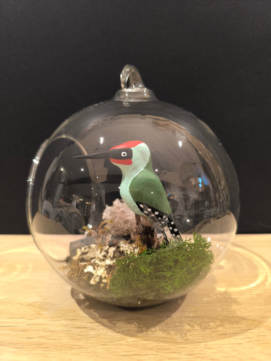 Figurine sculptée oiseau Pic vert dans bulle de verre décorative. Fait main en France