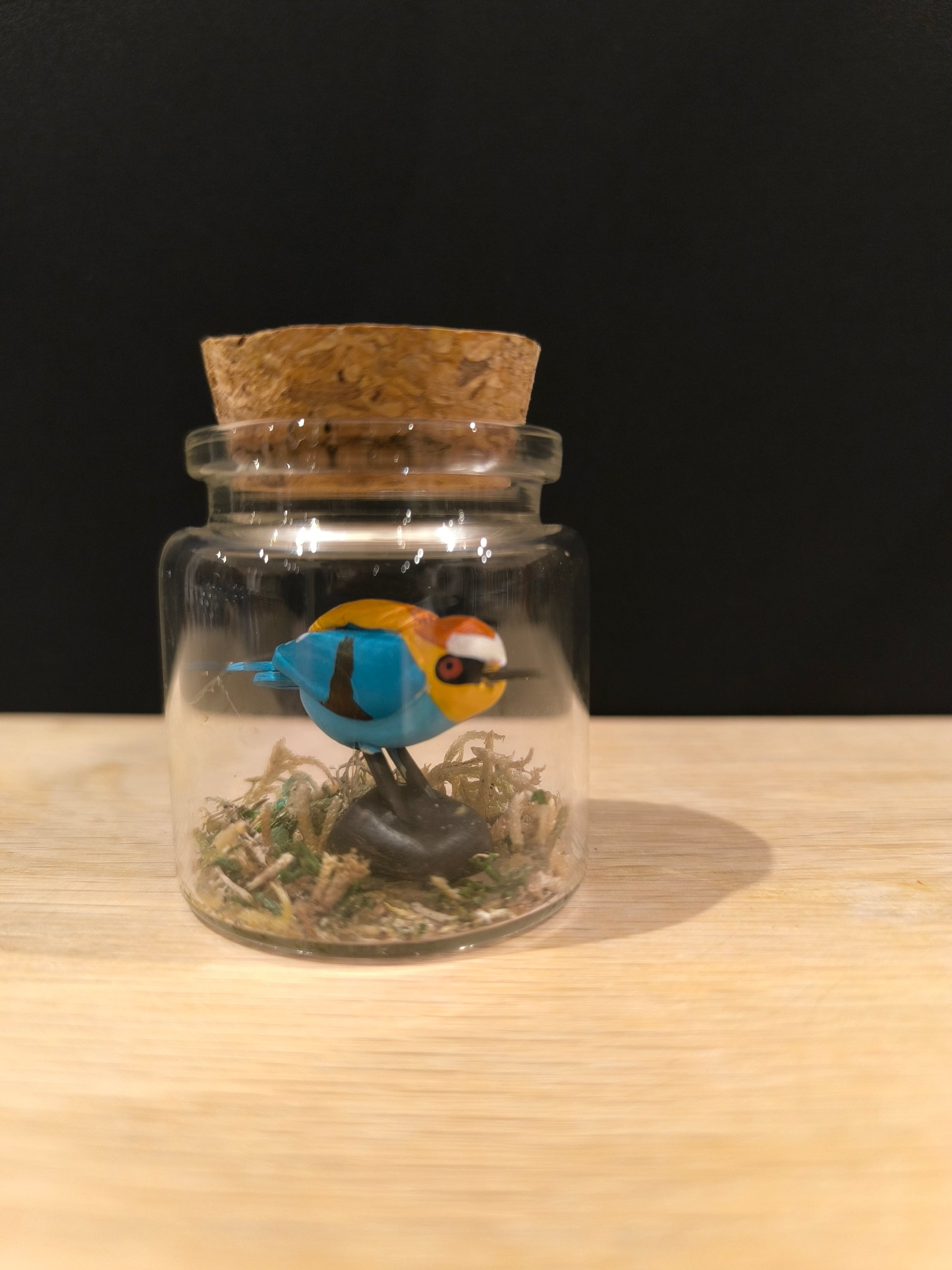 figurine miniature oiseau Guêpier d'Europe dans petit flacon de verre