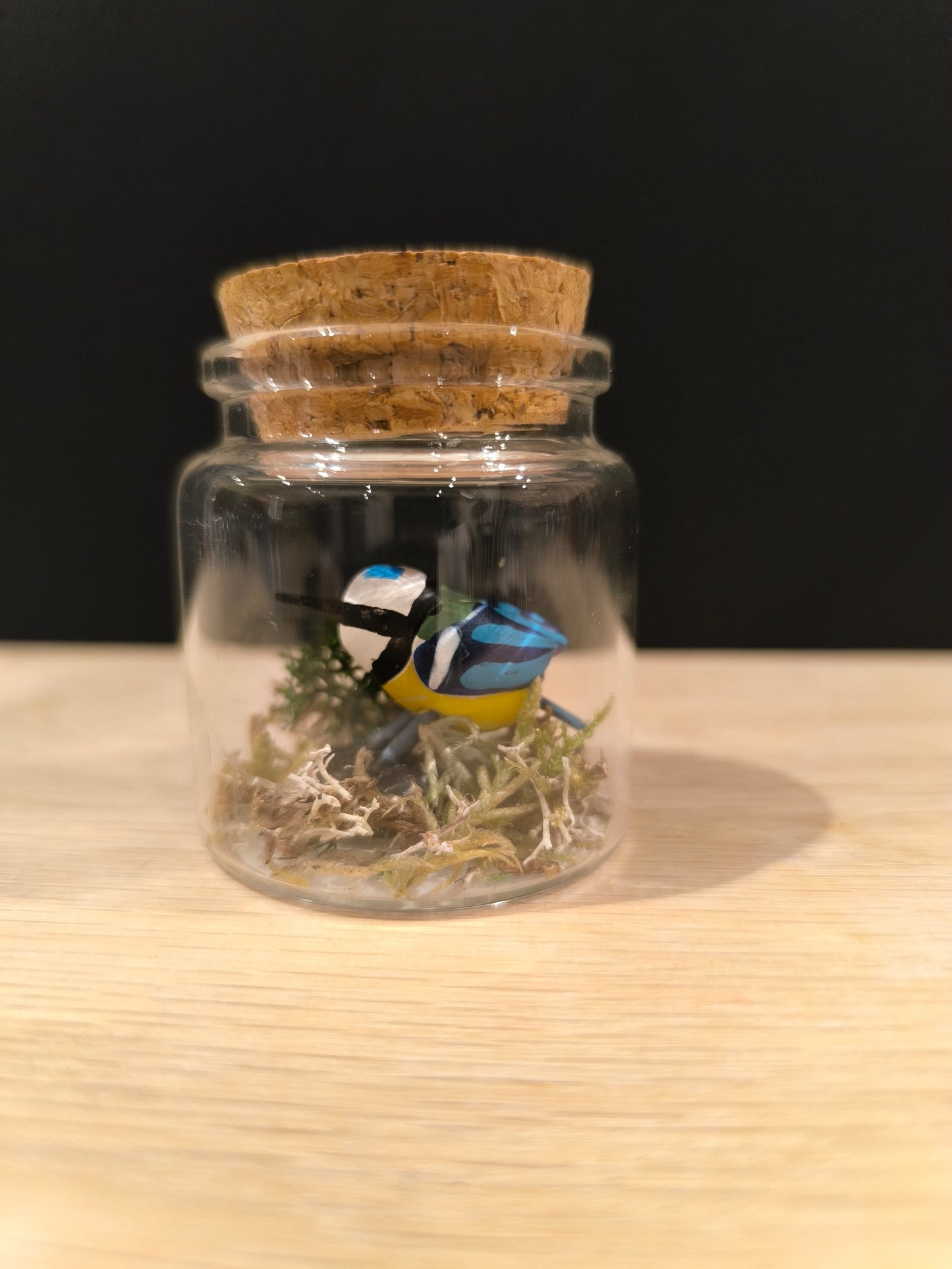 Figurine miniature sculptée mésange bleue dans petit flacon de verre