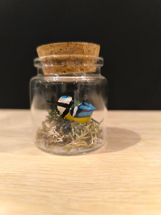 Figurine miniature sculptée mésange bleue dans petit flacon de verre