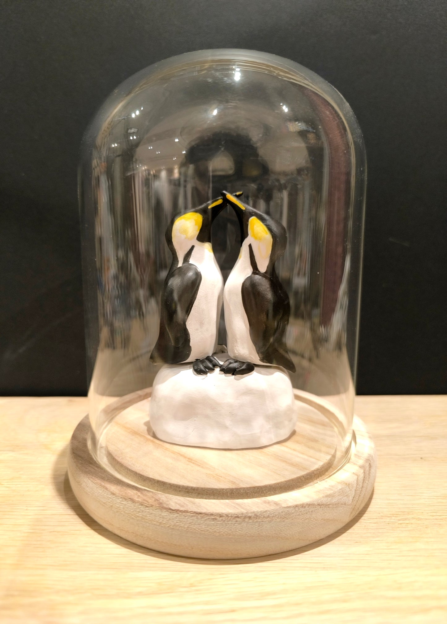 Sculpture Manchots empereurs en parade nuptiale. Modelée à la main en argile (pas de moulage) et peinte à la main. Sculpté dans mon atelier à Angers, France.