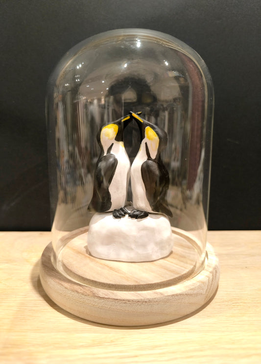 Sculpture Manchots empereurs en parade nuptiale. Modelée à la main en argile (pas de moulage) et peinte à la main. Sculpté dans mon atelier à Angers, France.