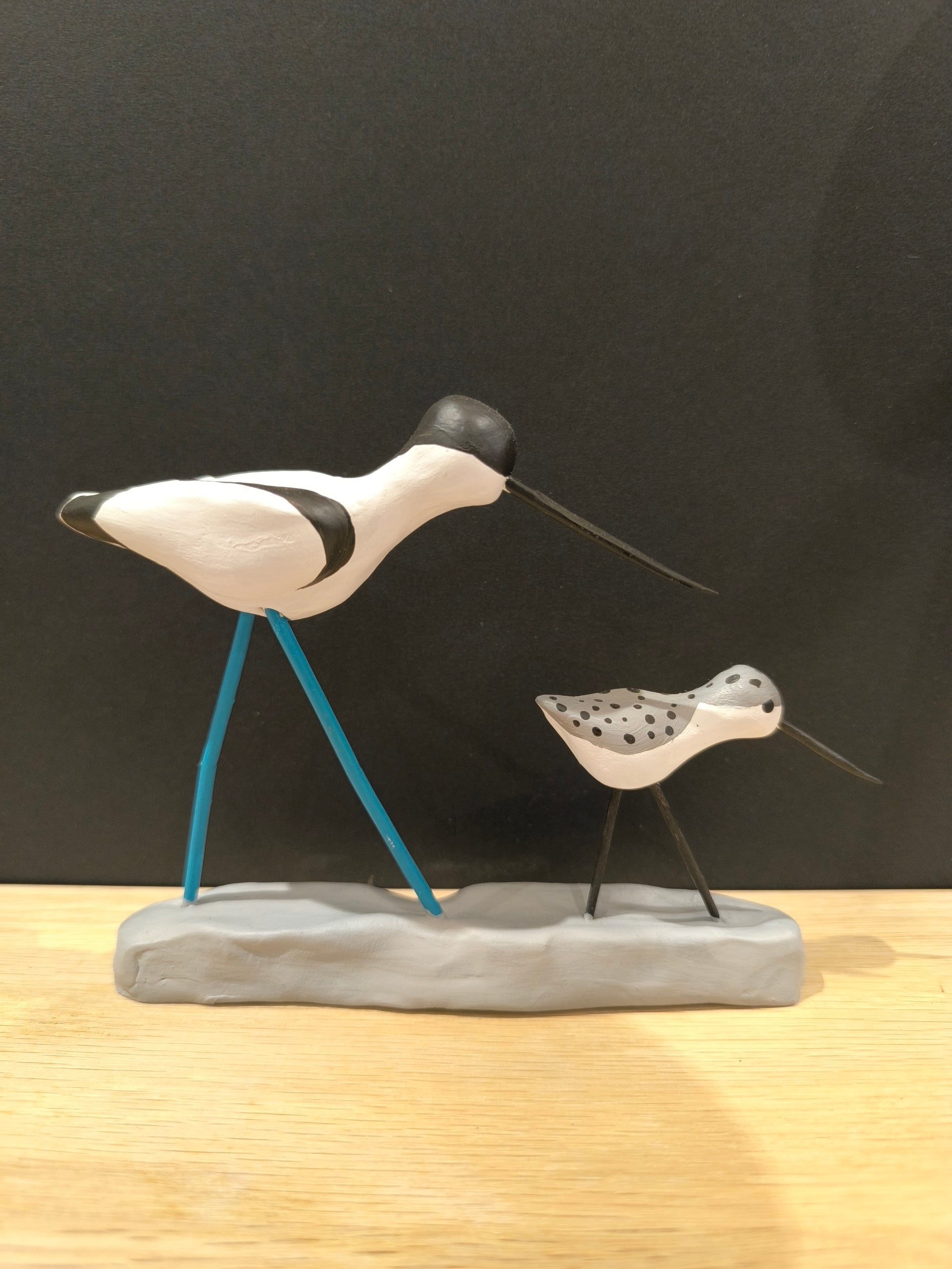 Figurine sculptée Avocette élégante avec son petit