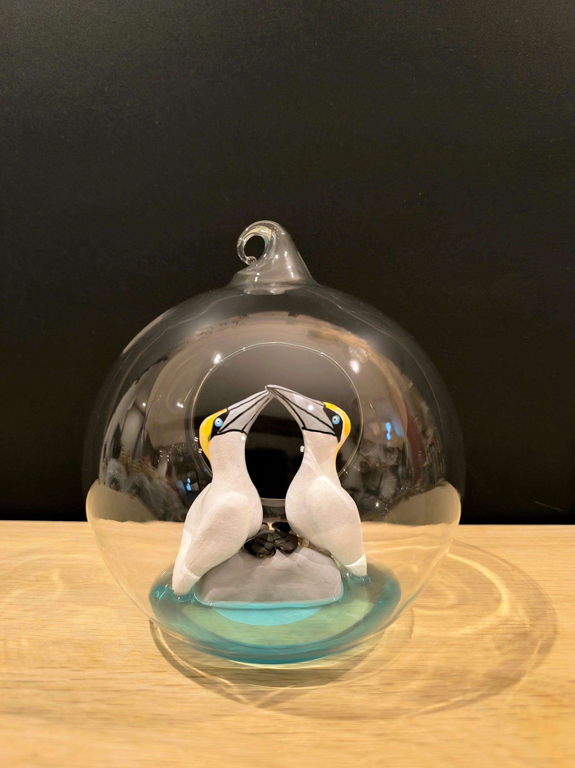 Figurines sculptées Fou de bassan en parade  nuptiale dans bulle de verre. Modelées à la main en argile (pas de moulage) et peintes à la main. Sculpté dans mon atelier à Angers, France.
