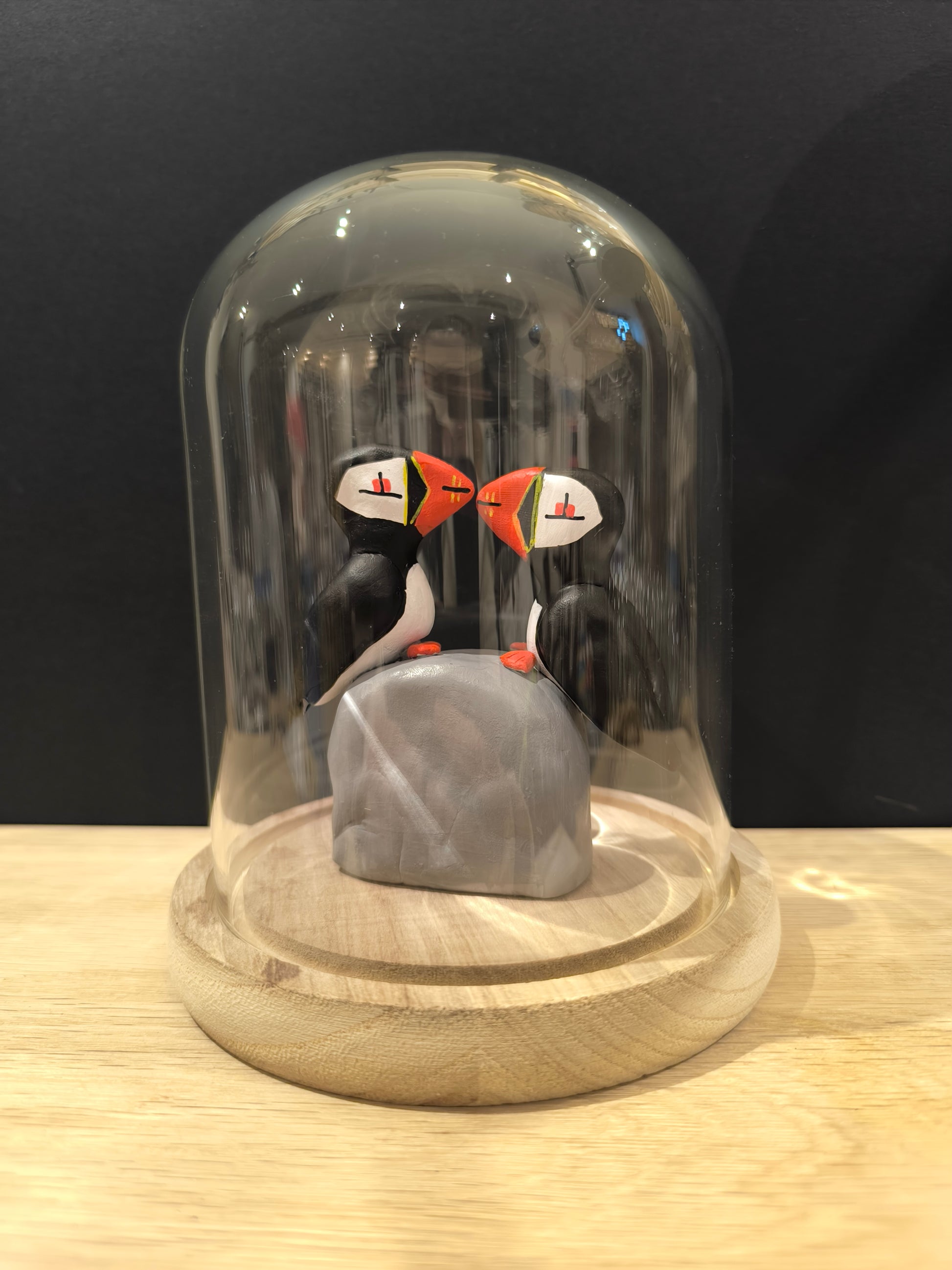 Figurines couple de Macareux moine en parade nuptiale sous cloche de verre décorative pour la saint valentin