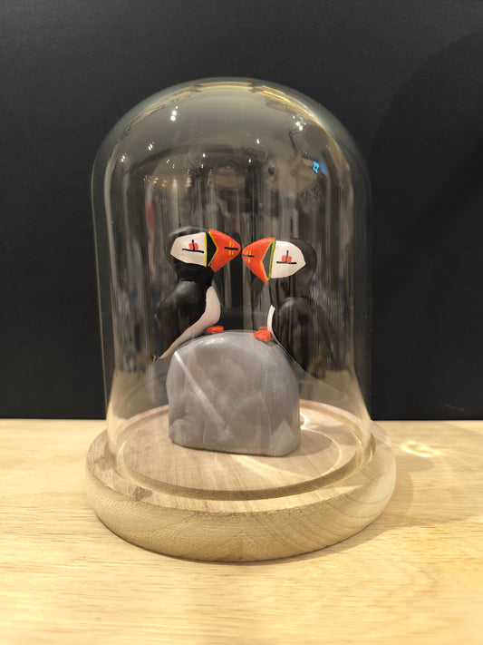 Figurines couple de Macareux moine en parade nuptiale sous cloche de verre décorative pour la saint valentin